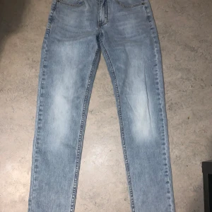 Fendi Jeans - Snygga ljusblå jeans med Fendi-logga tryckt på linning och bakficka. Jeansen har raka ben, klassisk femficksdesign och coola detaljer med svarta knappar och gula ögon på baklappen. Perfekta för dig som vill sticka ut med en unik streetstyle. Möts i Sthlm Storlek Xs