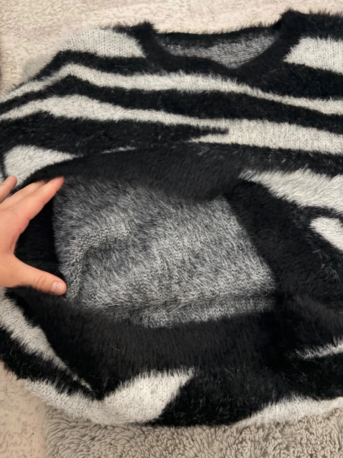 Zebramönstrad fluffig stickad tröja - 1
