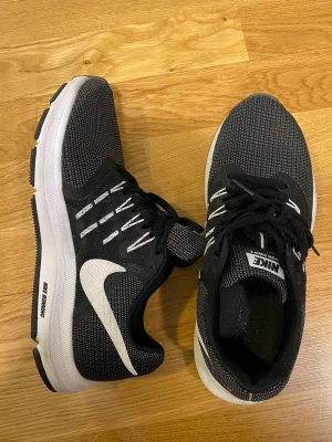 Nike Run Swift - Använda inomhus. Kartong medföljer ej