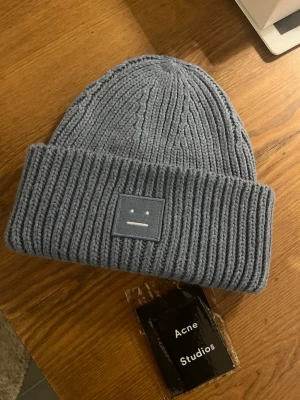 Blå ribbstickad mössa Acne Studios - Såljer en ljusblå acne mössa