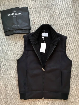 Gran sasso väst - Använd 1-2 gånger, nypris 5000kr mitt pris endast 2299kr skriv om du har någon fråga// armadiosell