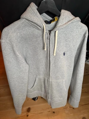 Polo Ralph Lauren Zip hoodie grå - Säljer en riktigt skön tröja med dragkedja och luva som är sparsamt använd! 9,5/10 cond! Kvitto finns! Nypris 2395:-