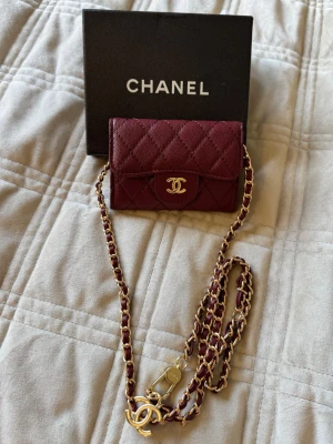 Mini väska - Perfekta vinröda färgen med guldiga detaljer. 