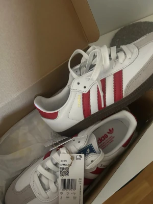 Adidas Samba OG vita/röda sneakers - Helt nya Adidas Samba OG röda som säljs då de tyvärr va för små för mig!!💗💗 strl 41 1/3