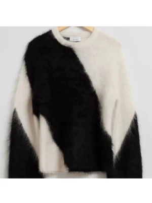 Svartvit fluffig stickad tröja från other stories - Säljer en cool stickad tröja i svart och vitt med ett diagonal mönster. Tröjan är fluffig och har rund hals samt långa ärmar. Materialet är mohairblandning som ger en mjuk och lyxig känsla. Perfekt för dig som gillar statement-plagg!