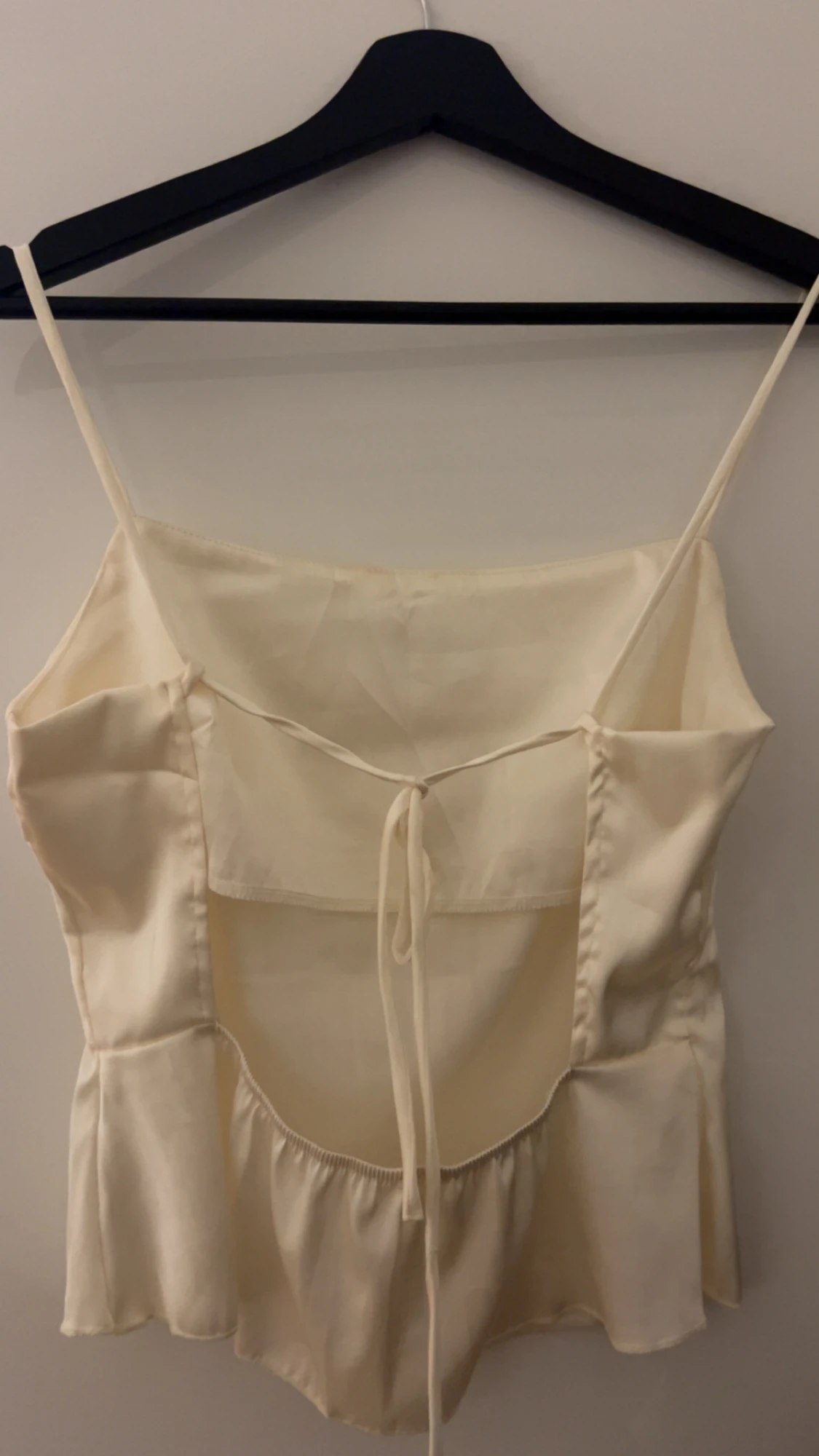 Vit satinlinnetopp med öppen rygg - 2