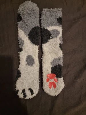 Katt sockor med halkskydd - Katt sockor för barn med halkskydd. Aldrig använda! 1 st för 20 kr eller 4 st för 50 kr