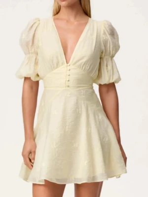 Ljusgul kort klänning från Adoore, storlek 38 - Superfin ljusgul kort klänning från Adoore i modellen ”Sicily”. Den är i storlek 38 men passar även en 36❣️ Klänningen är aldrig använd och har prislappen kvar ❣️ Nypris 1495 kr❣️ 