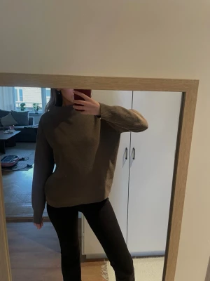 Stickad tröja  - Fin stickad tröja med lite högre krage från Åhléns. Aldrig använd, köpt för 499kr