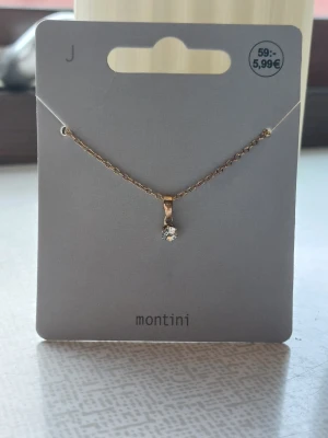 Guld halsband med sten - Guld  halsband från Montini med litet hängsmycke med klar sten. Aldrig använder!! 