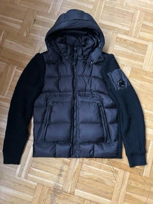 Cp company cardigan - Säljer min fina Cp company cardigan i strlk M. Riktigt bra skick och inga skador. Pris kan diskuteras vid snabb affär!