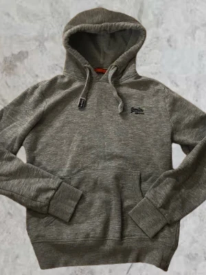 Superdry Hoodie - Säljer denna superdryhoodie som är i storlek L men passar XS. Hör av er vid frågor!