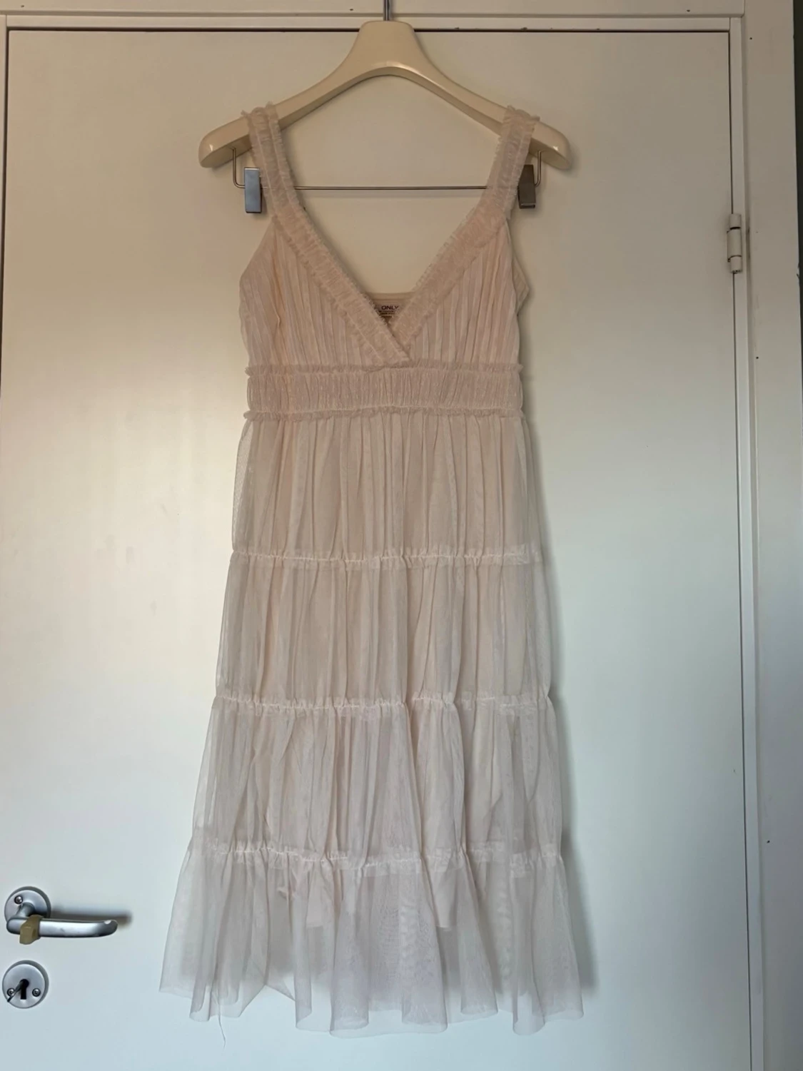 Ljus volangklänning - studentklänning 