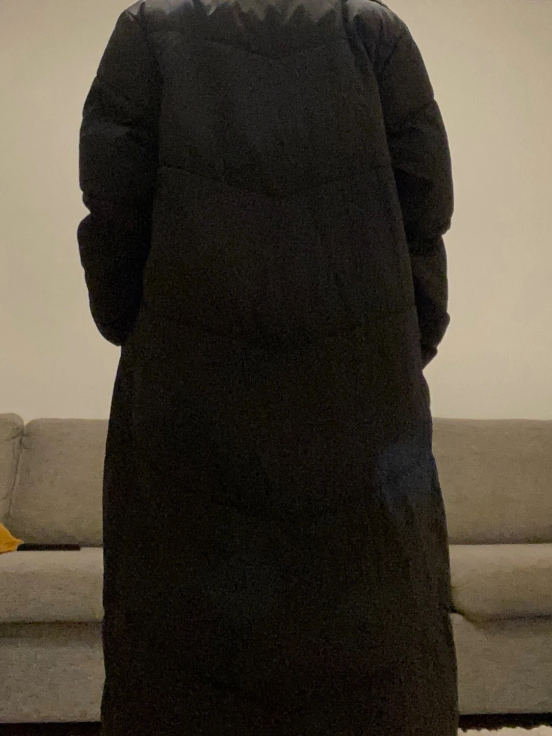Lång svart dunjacka med hög krage - 1