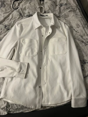 Kofta/skjorta - Detta är en kofta som är riktigt stilren perfekt för en utekväll eller allmänt vill vara lite stiligare köptes för 750kr.