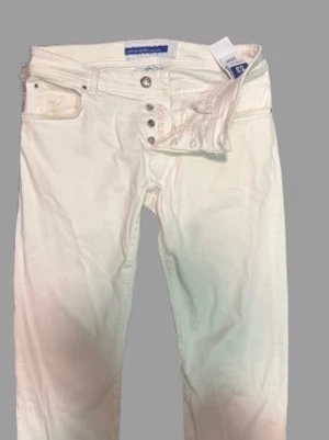Vita jeans från Jacob Cohén - Vita Jacob cohén jeans. Inga defekter och andvända 3 gånger, säljer pg av att jag inte andvänder. 106,5cm längd och 39cm midje mått.