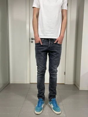 Dondup George Jeans - Säljer nu dessa Dondup George Jeans i grå/svart färg, skriv för fler bilder/frågor🙌🏼