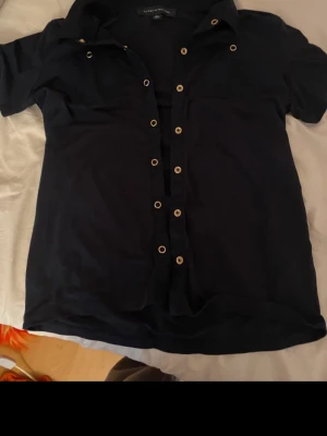 Tröja - En jättefin och kön tröga från Tommy Hilfiger, kan användas till mycket!  