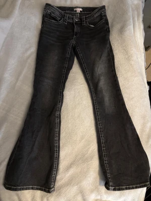 Y2k Gina 14+ utsvängda jeans  - Utsvängda jeans från Gina tricot 14+ i storlek m, har mönster på bakfickorna, använde fåtal gånger