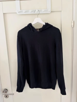 Svart hoodie i mjukt material - Hoodie från Oscar Jacobson i marinblå färg. Storlek S. 