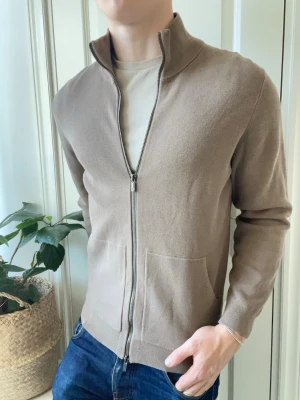 Massimo Dutti cardigan  - Massimo Dutti cardigan - extremt clean. Hur snygg som helst. Inga defekter! Modellen i bilderna är 180 cm 75 kg och bär Storlek L passar M  , Kom med frågor! 🌟 (Kan gå ned i pris vid köp av paket 😉) 