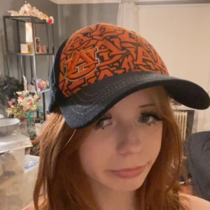 Super cool keps - Super cool keps med en tiger på baksidan, de går tyvärr inte o skustera storleken💖