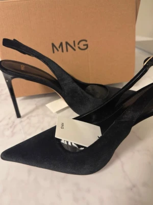 Mango - Pumps - Pumps i mocka från mango i storlek 40. Ny med prislapp kvar. Klackhöjd: 10 cm