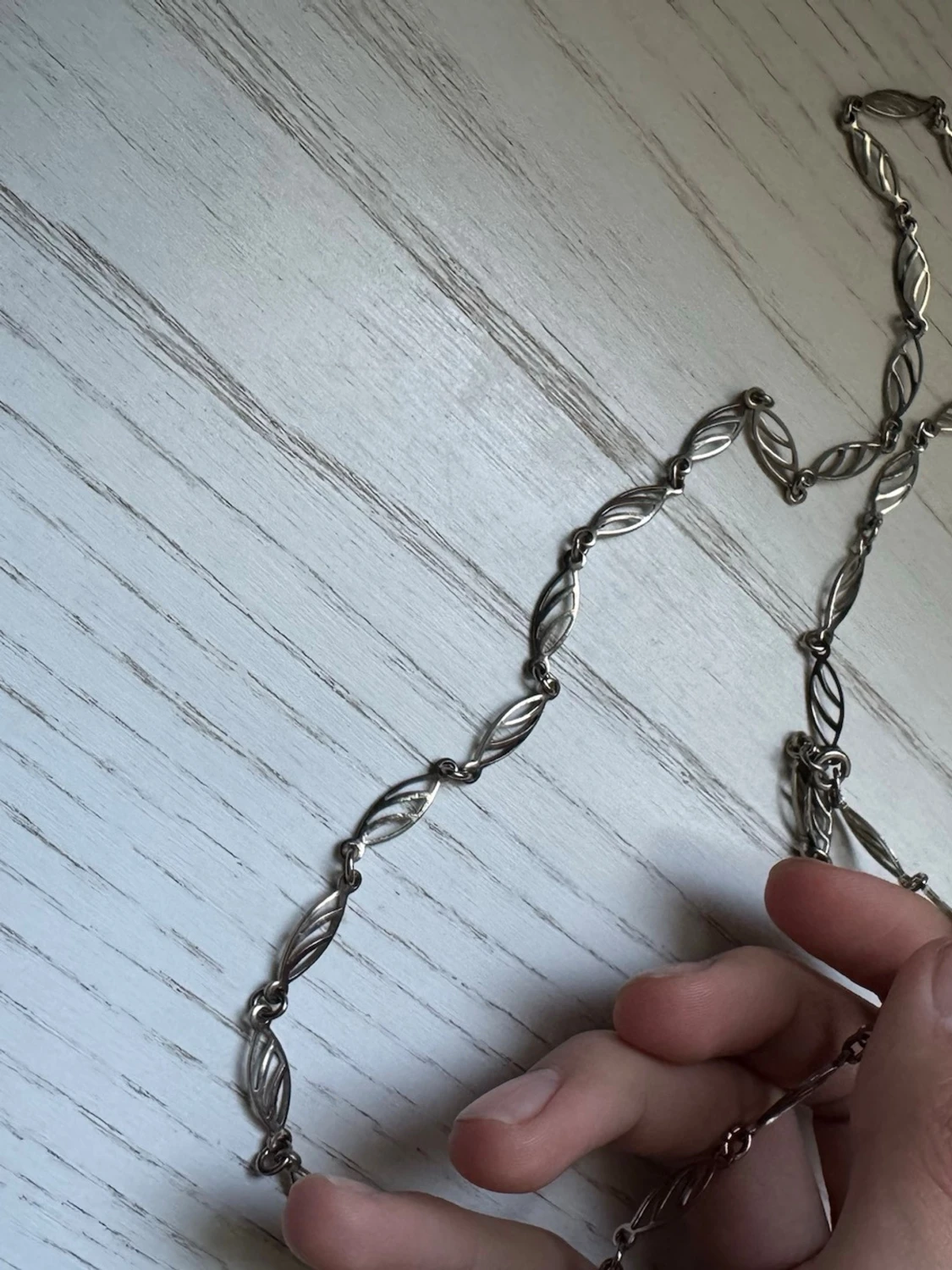 Snyggt silverfärgat halsband med tvinnad design - 1