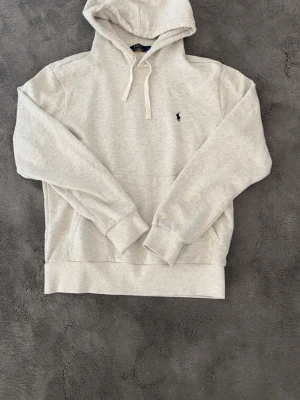 Ljusgrå hoodie från Polo Ralph Lauren - Säljer denna snygga Ralph lauren hoodie för endast 549kr!!                                       Skick 10/10 Storlek M.                                         Skriv vid några funderingar!