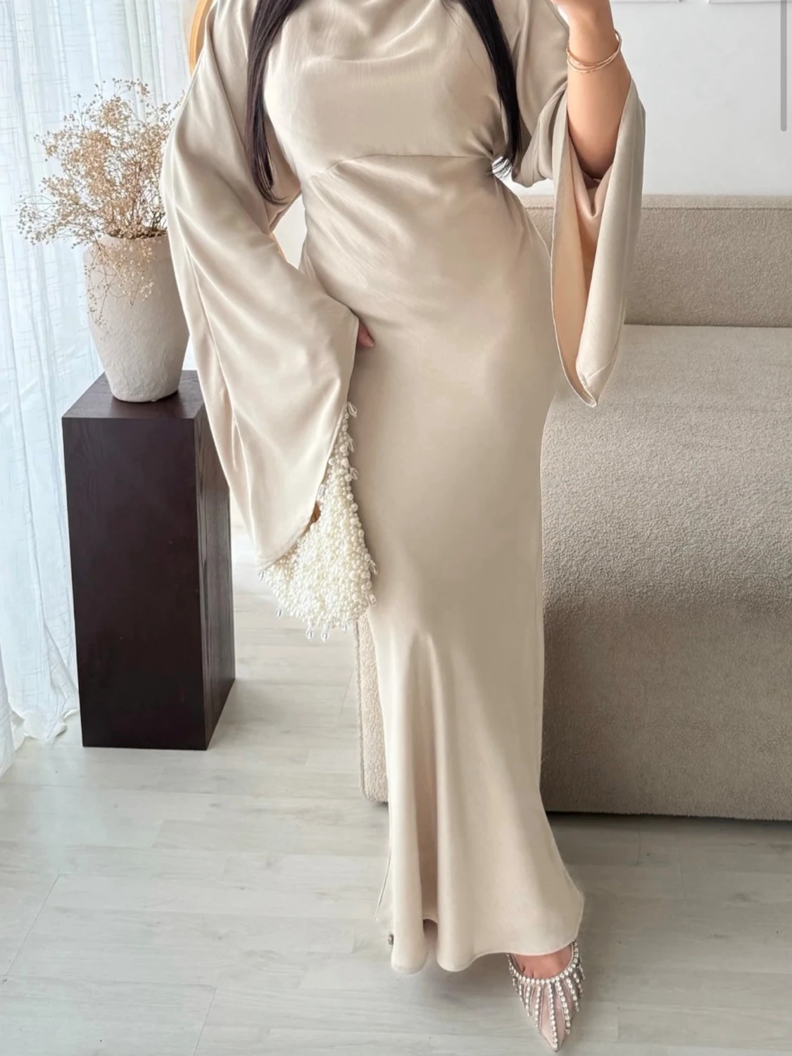 Beige långklänning med vida ärmar - 1