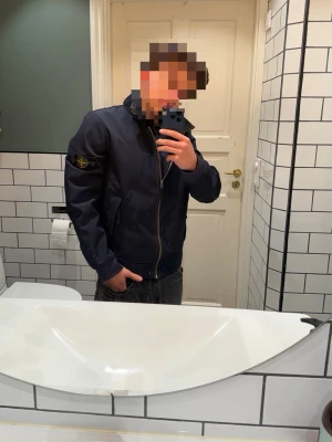 Stone island windbreaker - Passa på att köp denna riktigt sköna windbreaker från Stone island, Inga märkbara eller synliga tecken på slitage, Mer och bättre bilder kan fixas vid önskan. Passar S utmärkt också!