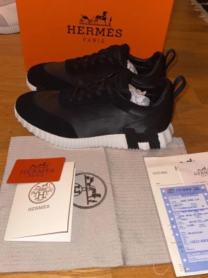 H*rmes bounce sneakers - Med box och dustbag, storlek 43 men passar även 43,5. Använda lite men väldigt fint skick ! box, dustbag o kvitto ingår ! 