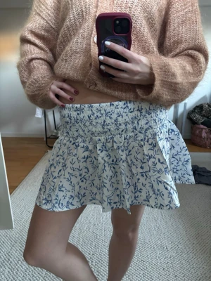 Blommig sommar kjol - Super söt, fin och jätte skön kjol prefekt till sommaren💙