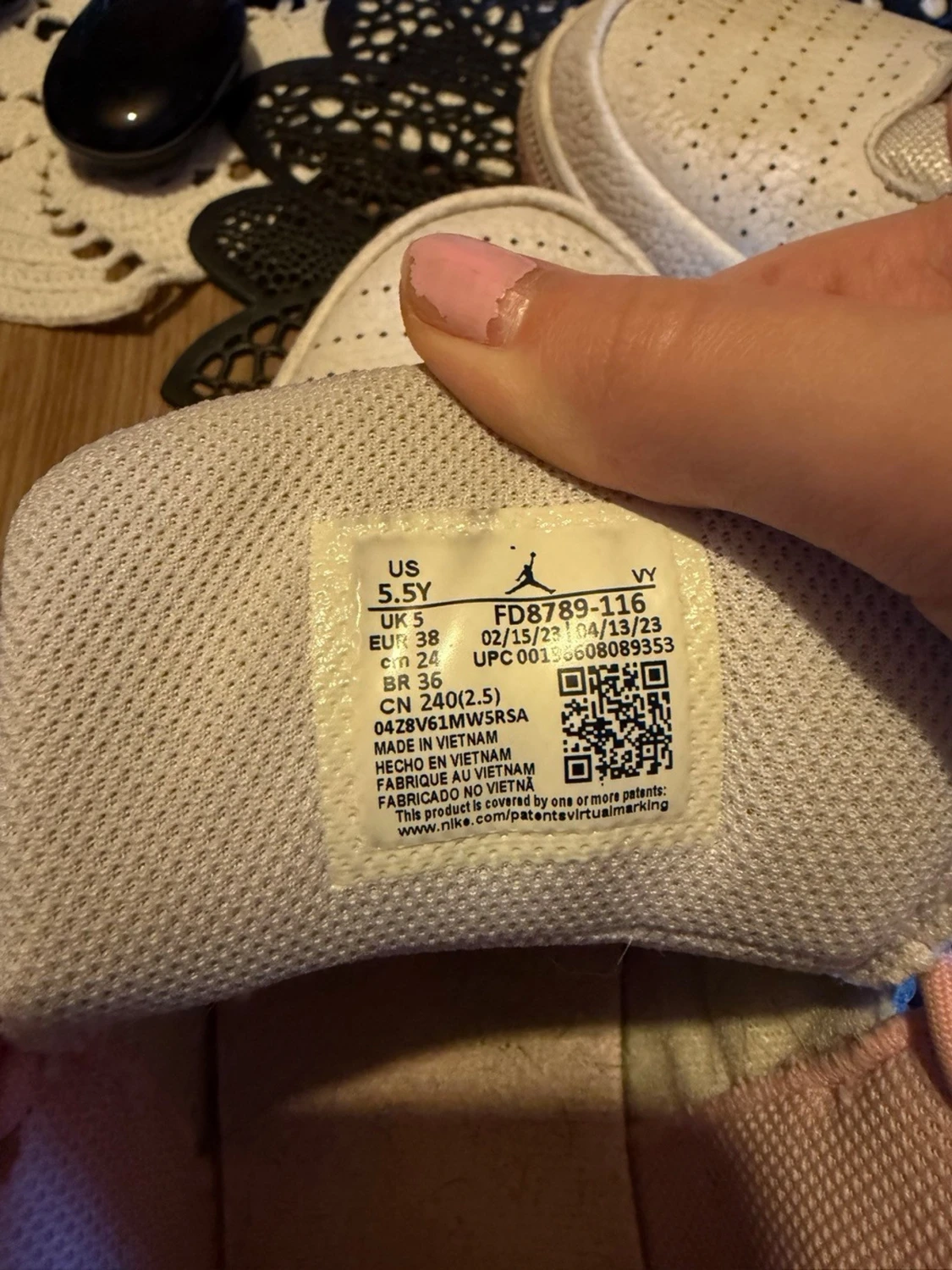 Vita och rosa Air Jordan sneakers - 3