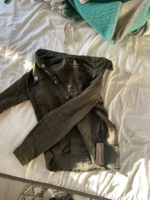 Mörkgrön linneovershirt oscar jacobson - Mörkgrön overshirt från oscar Jacobson, i 100% linne. Overshirten är i extremt bra skick och i princip som ny. Perfekt att köpa nu till våren eller tidig sommar. Långärmad och i en luftig modell som är enkel att styla, nypris är 3000 kr.😁 ‼️pris ej hugget i sten‼️(bild på sista bilden, jag är 182 och väger 73.)