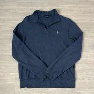 Ralph lauren zip tröja  - Ralph Lauren tröja | Skick 9/10 | Size - M | Fraktar via postNord eller instabox på köparens bekostnad | Hör av dig vid minsta frågor eller funderingar // LuxeCloset