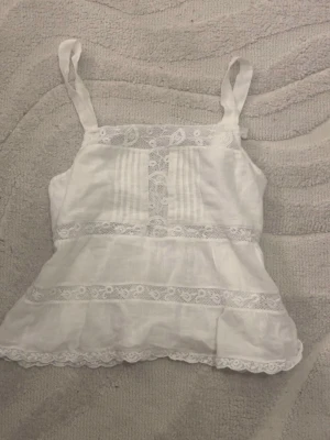 Vit topp - Söt vit linnetopp med med lite spets💕 