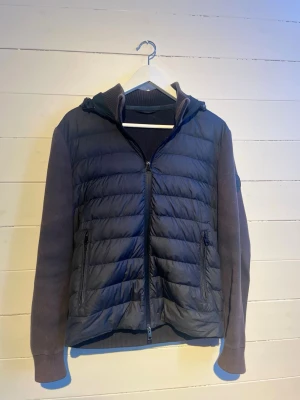 Woolrich cardigan  - Säljer en riktigt fet och stilren cardigan av woolrich. Passar verkligen perfekt nu till våren/sommarn. Den har inga defekter, och är i väldigt bra skick. Några frågor så svarar jag