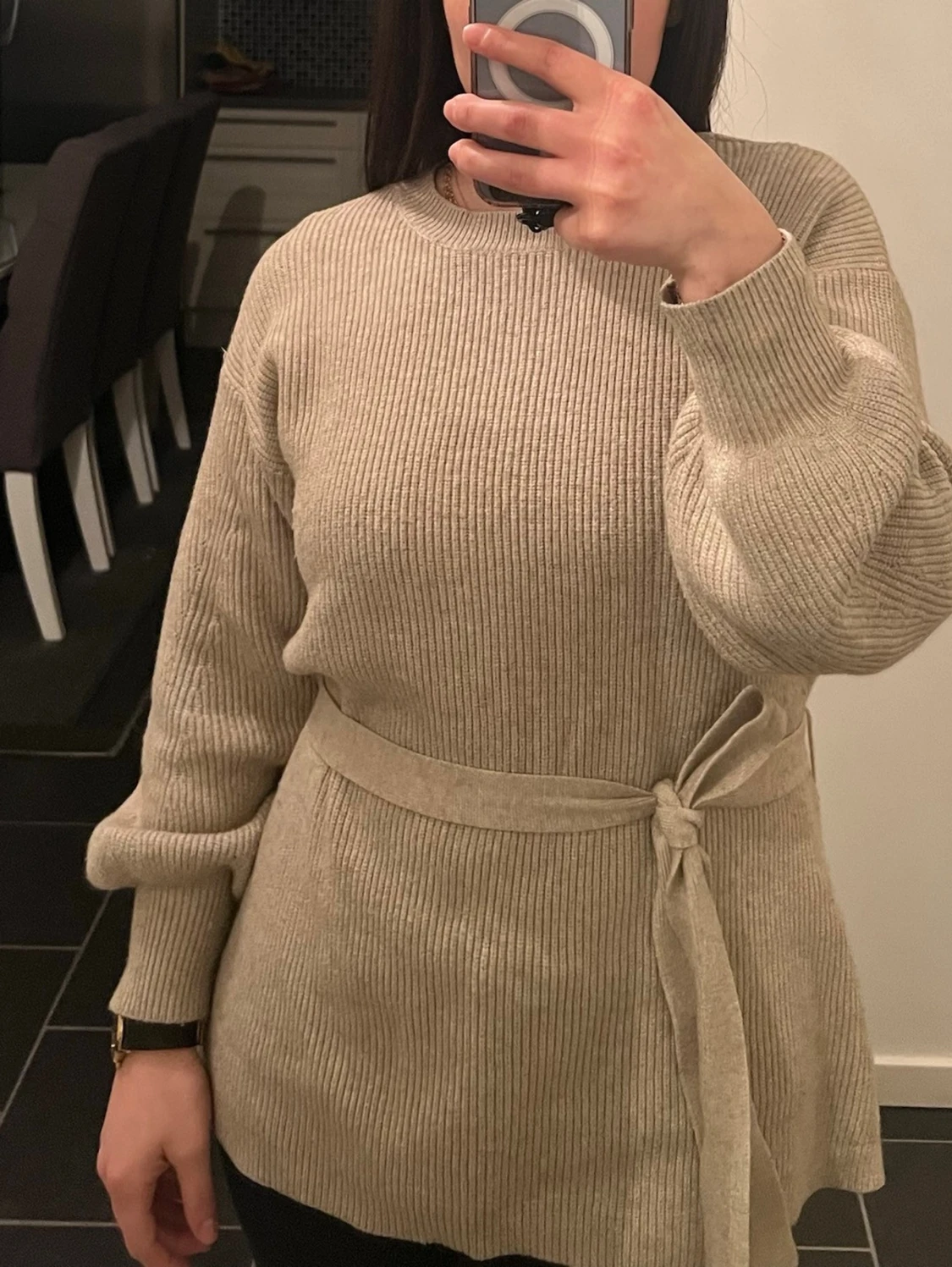 Beige stickad tröja med knytskärp - 1