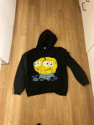 Svart cactus plant flea market x uniqlo hoodie - Skicka prisförslag för priset kan sänkas vid snabb affär. Använd en gång. Svart hoodie från Uniqlo i samarbete med Cactus Plant Flea Market och Spongebob Squarepants. Stor Spongebob-grafik på framsidan i gult, vitt och blått. Klassisk huva och känguruficka. Tillverkad i mjukt bomullsmaterial, perfekt för en avslappnad streetwear-look.