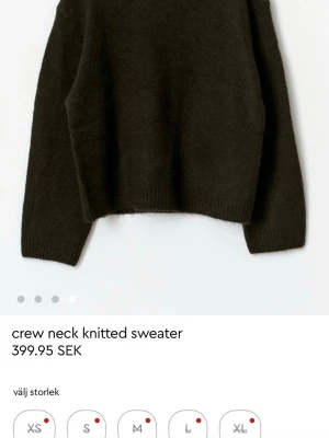 Mörkbrun stickad tröja - Mysig mörkbrun stickad tröja med rund hals och långa ärmar. Tröjan har en enkel, klassisk design med ribbade muddar vid ärmslut och nederkant. Perfekt för lager på lager under kyliga dagar. Säljer eftersom den ej kommer till användning 💋