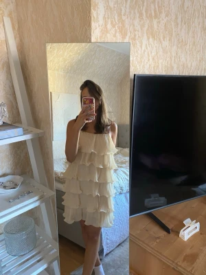 Kort volangklänning från & other stories - Kort volangklänning från & other stories köpt här på plick i nyskick, endast använd en gång 