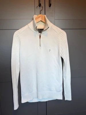 Peak performance tröja S - Schysst peak performance tröja i storlek S. Säljer för att den är för liten för mig och rensar garderob.