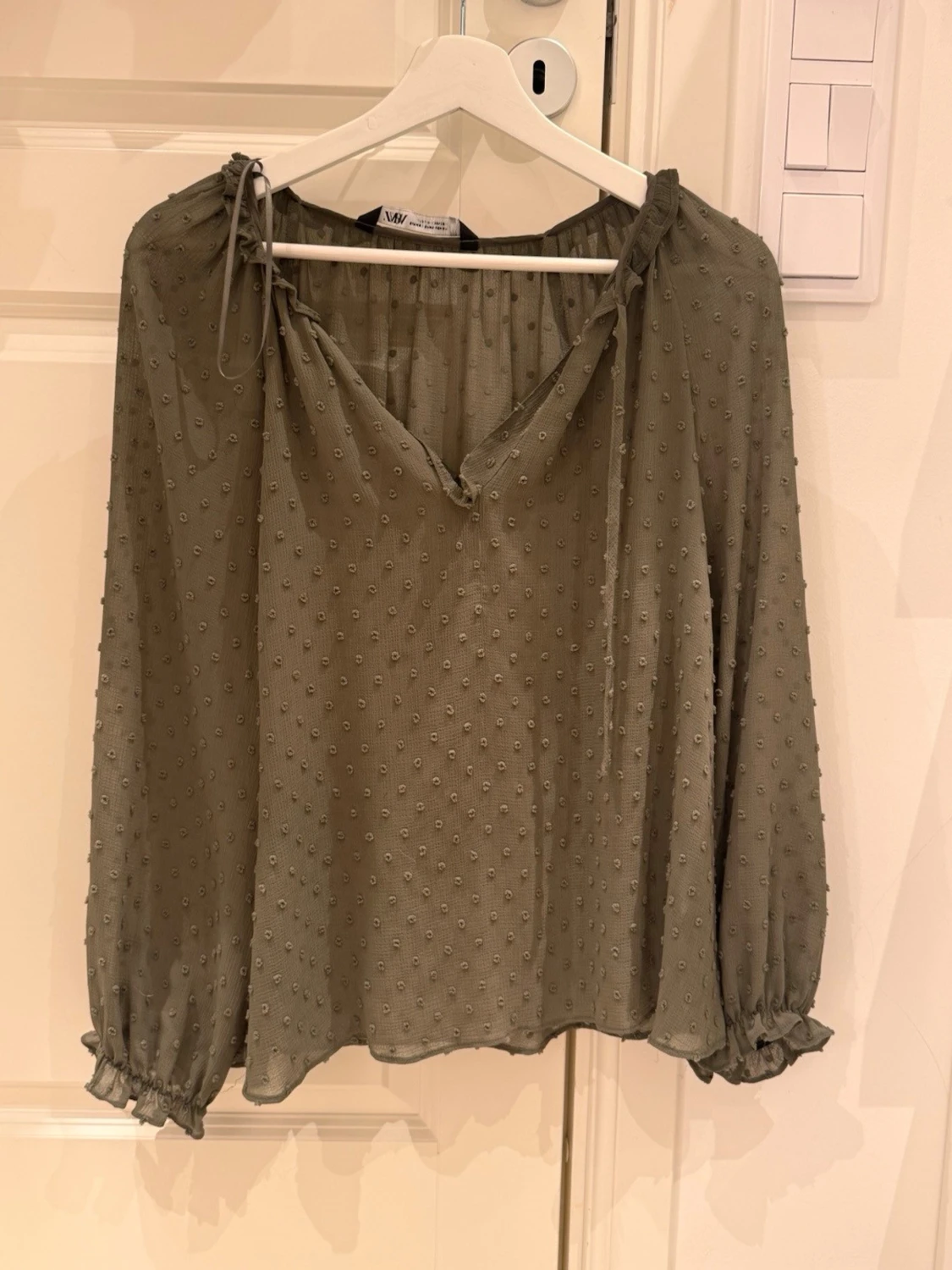 Olivgrön blus med struktur från ZARA