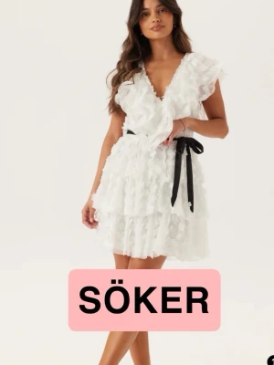 Söker bubblelroom klänning - Söker denna ”V-neck Frill Floral Dress” från Bubbleroom. Storlek 32. Skriv om du har den och kan tänka dig att sälja den🥰🙏🏻