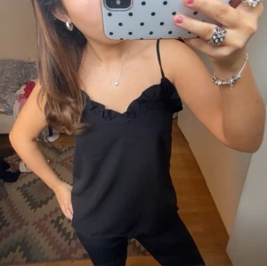 Svart linne från Pieces - Hör av dig för fler bilder/frågor!