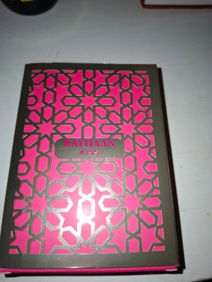 Rayhaan Kiss - En söt och modern gourmanddoft med mjuka bäriga toner, vanilj och krämig sötma. Lekfull och feminin stil som passar perfekt om du gillar dofter i samma vibe som Burberry Her eller Kayali Yum Boujee Marshmallow. Perfekt till vardag, kväll eller när du vill ha en söt och inbjudande doft. 