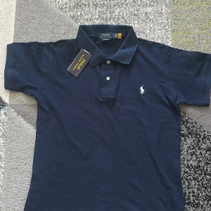 Ralph Lauren pike  - Säljer en blå Ralph lauren piké helt ny, storlek S.