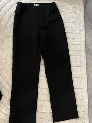 Svarta kostymbyxor från Madlady - Stilrena svarta kostymbyxor från Madlady med raka ben och hög till mid midja. Aldrig använda, dock utan lapp. 