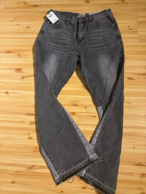 Grå jeans från Gallery Dept. - Säljer ett par grå jeans från Gallery Dept. med avslappnad passform och råa, fransiga benslut. Jeansen har klassisk femficksdesign och är tillverkade i denim. Perfekta för en trendig och avslappnad stil.